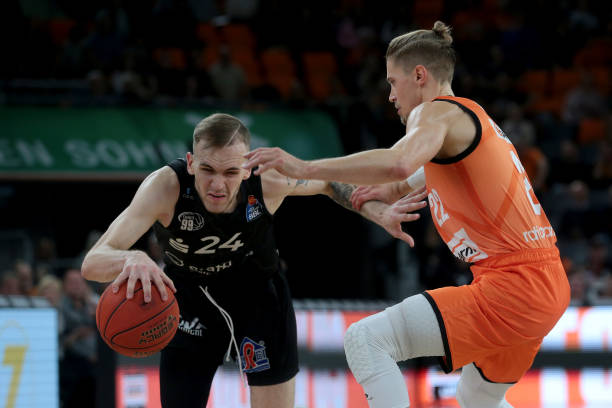 轻球员的出 轻球员的出